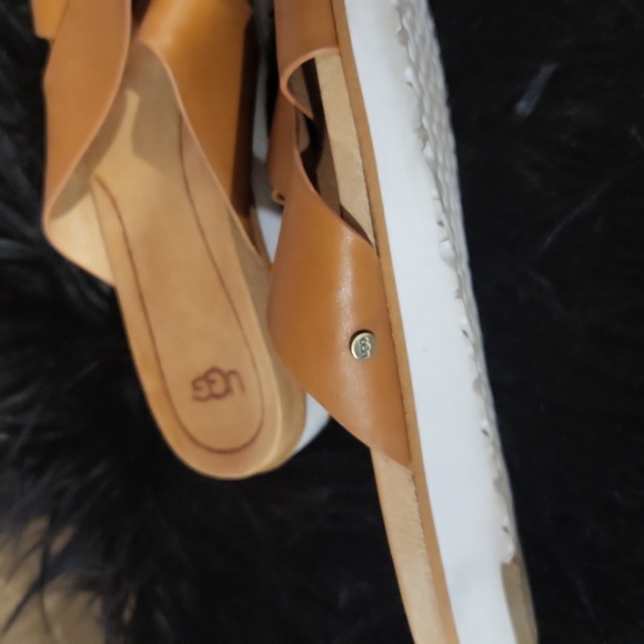 Euc Ugg leather sandals - Picture 3 of 7